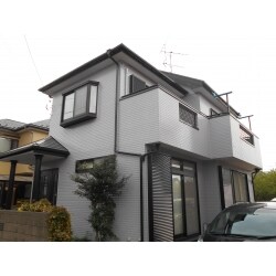 落ち着いたグレーに付帯部、屋根の黒が全体を引き締めて
クールな印象へ！！