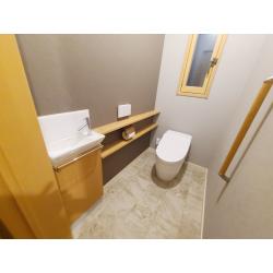 築年数10年の家のトイレリフォームです。
便器の交換と合わせて内装のリフォームをさせて頂きました。