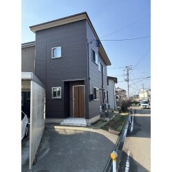 地震によって窯業系サイディングの一部が剥がれた事をきっかけに、外壁の全面張替の行いました。
