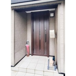 玄関なので防犯性を考えカバー工法の１日で施工できる商品を提案。
断熱性が高いので、補助金対象となりました。