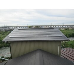 重量のある瓦屋根を、軽量の板金屋根に張替工事。