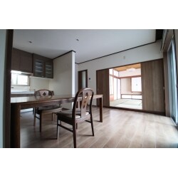 住み慣れた間取りは変えず、キッチンや内装を一新しました。