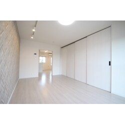 38年のマンション全面リフォームをご相談頂きました。
水廻りは全て交換しました。
キッチンがとても狭いので洋室6帖との間仕切り壁を撤去してダイニングキッチンにしました。収納とカウンターも新設したので、キッチンで調理をしたり、ダイニングテーブルやカウンターで勉強やインターネットなど、家族それぞれが同じ空間で過ごせます。
和室２室は洋室にしました。
洋室2.は３枚連動引込戸にしたことで、リビングと続き間で利用することもでき、ライフスタイルに応じて空間を有効活用できます。