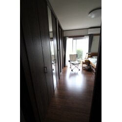 ご主人様の寝室は和室から洋室にし、ベットを置けるようにしました。
また、床の間・物入部分をハイタイプの収納扉にし、本などの出し入れをしやすくしました。
