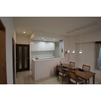 孤立したキッチンスペースをオープンな空間に