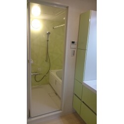 浴室、洗面所と鮮やかなグリーンで統一した清々しい水廻り
