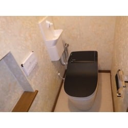 トイレ便器をタンクレス（パナソニック、アラウーノ）に取替リフォーム