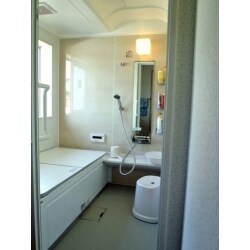 浴室のユニット化をしますが、洗い場、浴槽、壁、天井に断熱材を施した『浴室まるごと保温』をご提案すると共に、複層ガラスのサッシにすることをお勤め致しました。