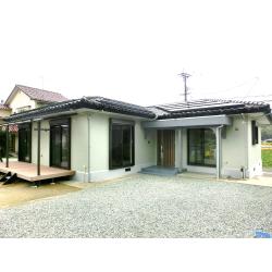 糸島市の平家建て住宅の外観・内観リノベーション！
玄関扉・サッシ類は全て取替え
内部は天井も壁も床まで全てをスケルトンにして改装しました。
