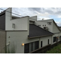 【外壁塗装工事】表に交通量の多い道路、裏方面に山と、外壁が汚れやすい周辺環境の為、定期的なメンテナンスをお勧めしております。