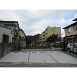 住宅街で需要があるため、月極駐車場として利用できるよう施工しました。