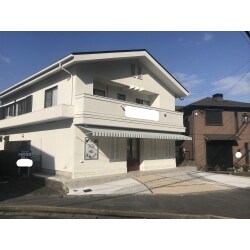女性パティシエが作る繊細なお菓子のイメージに合わせて、爽やかかつ華やかな外観に仕上がりました。