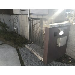新たに門扉を設置しました。防犯の為だけでなく、お子様が道路に飛び出してしまわないように、ガードの役割も持っています。