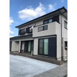 外壁塗装は、美観の為だけでなく、【防水効果】【ヒビ割れ防止】【外壁内部の腐食・シロアリ予防】など、365日家を守るために必要なものです。塗料の耐久性にも違いがありますので、お客様のご要望に合わせてお見積り致します。