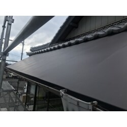 屋根下地、防水シート、ガルバニウム鋼板で施工しました。