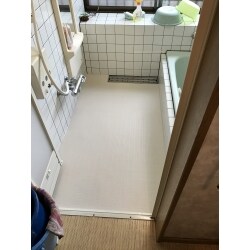 【浴室ドア交換・浴室床改修工事】
タイル張りの床を、滑りにくい素材の床へ。
