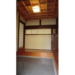 天井には格天井、土間は石張の純和風の玄関に仕上げました