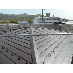 元々のｶﾗｰﾍﾞｽﾄの上にﾙｰﾌｨﾝｸﾞを敷いて板金で仕上げました。これで雨漏れの心配もなくなり、20年は色褪せないので安心です。