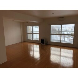 6畳の和室を洋間へ改修し、段差のないフローリングで繋げることで、広々と開放感のあるリビングダイニングに生まれ変わりました。