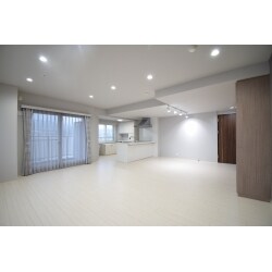 和室を改修して、キッチンの位置を変えることで清潔感ある広々としたリビングダイニングへと生まれ変わりました。