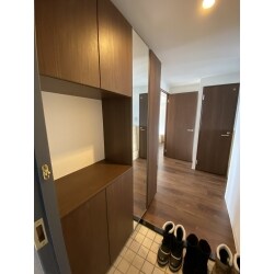 ミラー付きの最新の玄関収納に交換しました。ハンドルレスタイプですっきりとした印象を与えます。