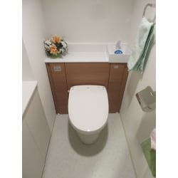 LIXIL　リフォレを設置しましたので、収納スペースを確保しスッキリとしたトイレに変わりました。
