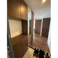 ミラーで奥行のある玄関に