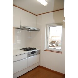 中古住宅を購入し入居前にリフォームしました。水廻りと内装を新しくしています。キッチンを対面式にし、和室を洋室に変更、階段の架け替えもしました。エコジョーズを導入し暖房・給湯・調理機器をすべてガスで賄っています。
