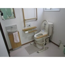 補高便座利用のベッドサイドトイレ