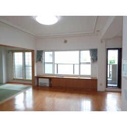 中古マンションを購入し入居前にリフォームしました。写真は居間・和室で天井壁のクロス貼替、畳の表替、居間のファンコンの交換をしています。