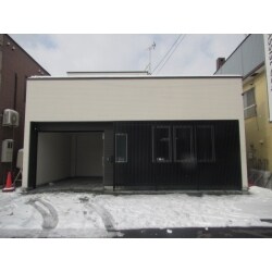 診療所だった建物を事務所として使いやすく改修しました。防犯上道路側に格子を設置しています。