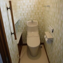 節水型のトイレへの交換です。内装も新しくしたので、気持ちのいい空間に生まれ変わりました。
