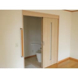 車椅子対応の介護をしやすいお住まいへ内部改修をしました。写真は洋室の隣に増設した車椅子対応のトイレです。