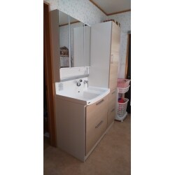 以前は総間口1200の洗面一体物でしたが、今回間口750プラス450の収納キャビを入れる事で収納力は断然アップ、洗面ボウルも
以前よりも大きく深く使い勝手も非常に良くなりました。