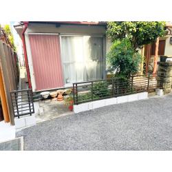 フェンスはリクシルのフェンスAB　YR2型を、
テラス屋根はリクシルのスピーネF型をご提案いたしました