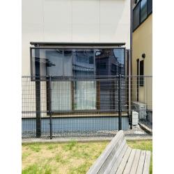 テラス屋根を設置しました。建物外観と調和するオータムブラウンを採用しました。後付けでも違和感のない、スッキリとしたデザインになっております。