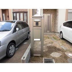 玄関扉にあった機能門柱でスッキリとした印象に