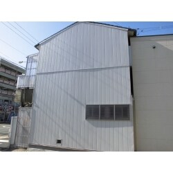 現状の外壁が経年によりかなり傷みが見られました。下地処理をしてから新しい外壁を施工することを提案しました。素材は、軽くて耐久性にも優れた、ガルバ伸壁iを採用しました。