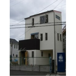 三角形の土地を最大限に活かせるように建てた3階建ての木造新築です。
