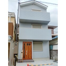 間口が狭く、奥行のある敷地に合わせた3階建てのお宅。
アイスブルーの外観がオシャレ