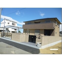 クローズ外構の施工工事。
ブロック塀で囲み、駐車場出入口には
電動のオーバードアを付けました。
