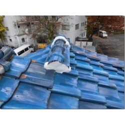 漆喰の剥がれた部分を撤去し、ハイフレを施工後、
下地を塗り、新しく漆喰を施工しました。