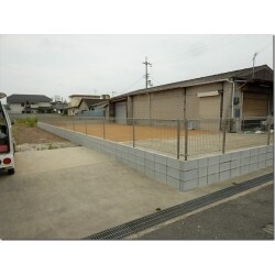 土地の境界のブロック積み（3段）とフェンス、伸縮ゲートの設置をしました。