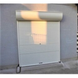納屋の入口のシャッターと側面の波板トタンの取替工事をしました。入口のシャッターは三和シャッターの軽量アルミバランスシャッターの取替、上げ下げがスムーズになりました。側面の波板トタンも新調し見栄えがよくなりました。