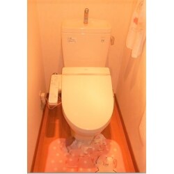一番寒い時期にシャワートイレが使用できなくなったというお困りの様子でご連絡いただき、早急にシャワートイレの取替をさせていただきました。お仕事がお忙しいということで、まず概算見積でご希望に沿った商品をご案内し、現状調査の打ち合わせ後、見積、契約等段取り良く進め、工事も短時間で完了しました。
