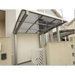 花壇の撤去と鋤取り工事を行い、下地コンクリート工事を施工後、ＬＩＸＩＬのサイクルポート(ネスカＲミニ)を取付け、駐輪できるようにしました。給水排水管移設に伴い、立水栓とウォーターポットに温かなレンガの表情をもったユニソンのネオキャスティを施しました。また、駐車場の一部もコンクリートに舗装しました。