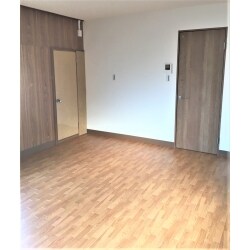 改修工事を行いました。内装解体、内装工事（床・天井工事、壁間仕切り造作、電気、配管工事）、キッチン設置、バス設置、洗面化粧台設置、洗濯パン；キャビネット取付、トイレ設置、給湯器取付、玄関引戸取替工事、軒裏修繕、ハウスクリーニング