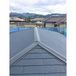 軽量の屋根材カラーベスト、ケイミューのコロニアルクアッドをご提案し瓦から一新しました。屋根が軽くなることで建物の重心が低くなり、地震時の揺れの軽減が期待できます。また、耐候性にも優れています。色はミッドナイトブルーを選ばれ綺麗な仕上がりになりました。樋も新設し、テラス屋根張替工事、ブロック塀タイル工事も施工させていただきました。