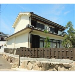 高圧洗浄をかけクラック補修後、ラジカル塗装を下塗り・中塗り・上塗りの三度塗りで施工しました。既存の漆喰を撤去後、下塗り・上塗りで漆喰の塗替えも行いました。のし瓦は塗膜撤去後ラス張、モルタル仕上げをしました。雨戸・戸袋も研磨しキシラデコール塗装、配管カバー等も綺麗に塗装させていただきました。
基礎化粧玉石工事は、下地を二度塗り、FC玉石で化粧塗りを施しました。FC玉石は耐候性・耐水性に優れています。ひび割れや膨れ、はがれが無く、変色が著しくないことが特徴です。