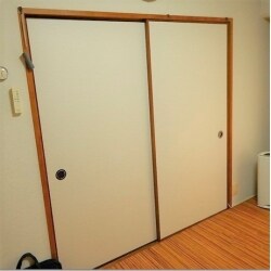 以前からお住まいのリフォームをさせていただいているお客様で、今回は、押入れ・天袋・取合襖の張替でした。一般的に襖も障子や畳と同様、日に焼けて黄ばみがでてきます。襖は紙の張り替えをする事により、何度でも新品同様によみがえります。今回は機能性と環境に配慮した角兵衛シリーズで張替させていただきました。 